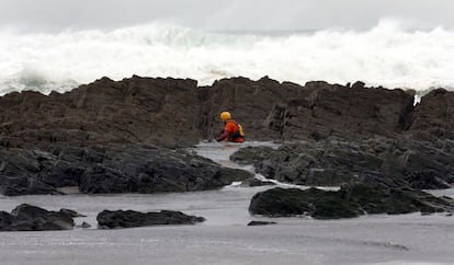 Efectivos de Bomberos de Asturias continúan la búsqueda de un niño de veinte meses al que un golpe de mar ha arrastrado cuando se encontraba con su padre y su abuelo en la playa de Frejulfe, en el concejo de Navia (Asturias).