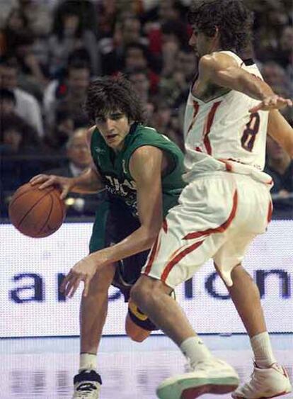 Ricky Rubio bota el balón ante Víctor Sada, del Akasvayu.