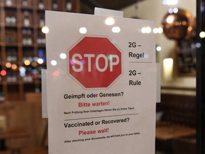 Cartel en un restaurante de Berlín advirtiendo de que solo se permitirá el acceso a vacunados o clientes que hayan pasado la enfermedad