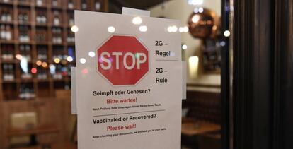 Cartel en un restaurante de Berlín advirtiendo de que solo se permitirá el acceso a vacunados o clientes que hayan pasado la enfermedad