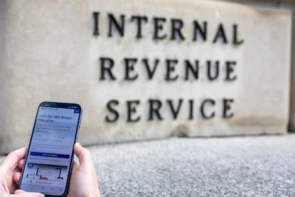 Una persona usa el software IRS Free File frente al edificio del Servicio de Impuestos Internos, en Washington (DC).