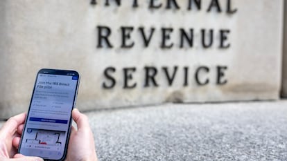 Una persona usa el software IRS Free File frente al edificio del Servicio de Impuestos Internos, en Washington (DC).