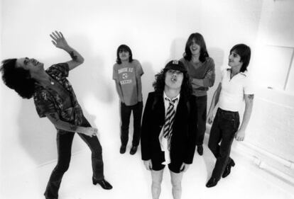 Os músicos do AC/DC posam para foto de estúdio em Londres (Reino Unido), em 2001.