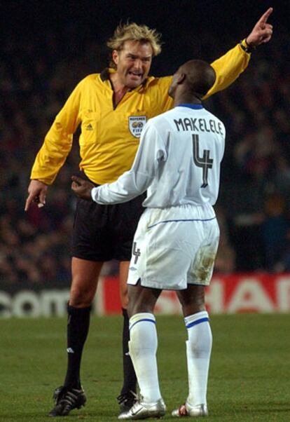 El sueco Anders Frisk discute con Makelele durante el Barcelona-Chelsea.