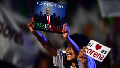 Una seguidora de Morena celebra la victoria en las presidenciales en México.