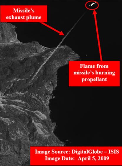 Las imágenes de satélite muestran una estela y aparentemente en pleno vuelo y en lo alto a la derecha el cohete lanzado el pasado sábado por Corea del Norte.