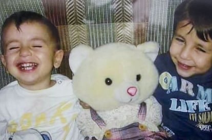 Aylan (à esq.) e o irmão Galib, mortos no naufrágio.