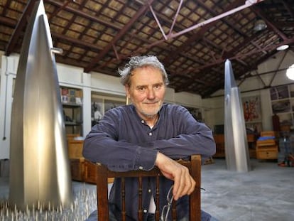 El escultor Miquel Navarro en su taller de Mislata junto a una de sus instalaciones.