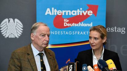 Alexander Gauland y Alice Weidel, l&iacute;deres de Alternativa para Alemania (AfD), este mi&eacute;rcoles en una declaraci&oacute;n ante los medios.