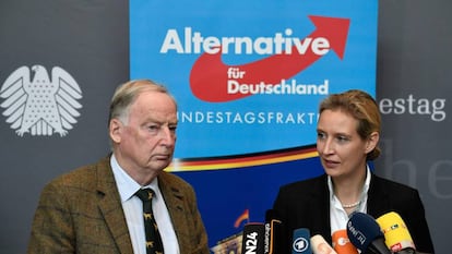 Alexander Gauland y Alice Weidel, l&iacute;deres de Alternativa para Alemania (AfD), este mi&eacute;rcoles en una declaraci&oacute;n ante los medios.