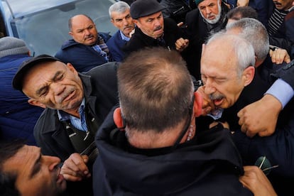Kemal Kiliçdaroglu (derecha) es atacado este domingo en Ankara.