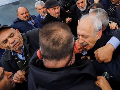 Kemal Kiliçdaroglu (derecha) es atacado este domingo en Ankara.