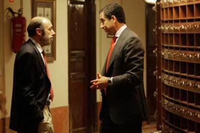 Alfredo Pérez Rubalcaba (a la izquierda) y Eduardo Zaplana, en el Congreso de los Diputados.