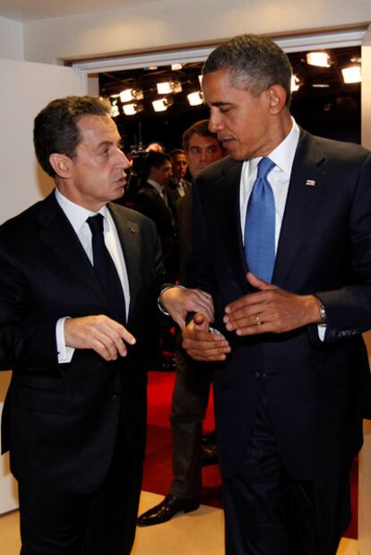 El presidente estadounidense Barack Obama habla con su homólogo francés, Nicolas Sarkozy, durante la cumbre del G20 en Cannes, Francia, el 3 de noviembre de 2011