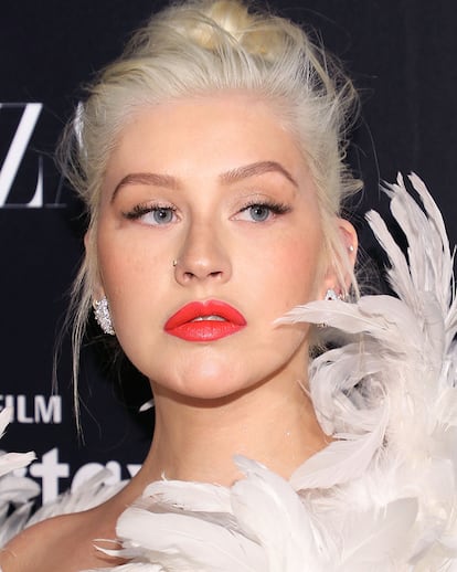 Christina Aguilera
La cantante concedió una reveladora entrevista a Paper Magazine en marzo del año pasado en la que retomó un tema del que ya había hablado anteriormente, pero en esta ocasión en mayor profundidad: la violencia de género. Christina desveló que estas vivencias le marcaron profundamente, pero también le hicieron más fuerte: “Vi cómo mi madre tenía que ser sumisa para evitar que le dieran una paliza. En estos casos, desgraciadamente, hay dos alternativas: que estés tan dañado que acabes de la peor forma posible o que te sientas empoderada y tomes decisiones para no seguir ese camino nunca más”.
En los últimos años, la artista ha estado muy involucrada en ayudar a las víctimas y ya en 2016, en la revista Forbes, hacía un claro llamamiento para plantar cara a esta realidad: “Sé que no soy la única persona que ha experimentado tanta pena y se ha sentido traicionada como consecuencia de los abusos y la violencia. Por eso siento que es tan importante usar mi voz para apoyar todos los esfuerzos que se están haciendo para que la gente esté más alerta y animar a que se comprometa contra la violencia doméstica”.