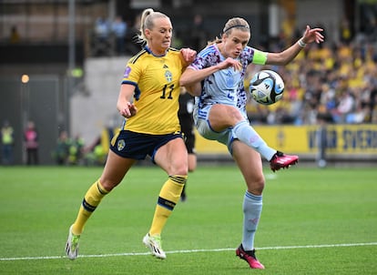 Stina Blackstenius (a la izquierda), de Suecia, presiona a la jugadora española, Irene Paredes.