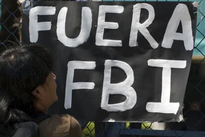 Una mujer mira un cartel contra el FBI colocado en la valla de la Embajada de EE UU en México en marzo de 2010.