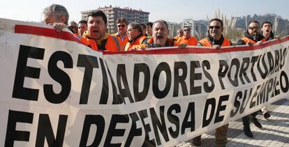 Estibadores del Puerto de Pasaia, durante una protesta.