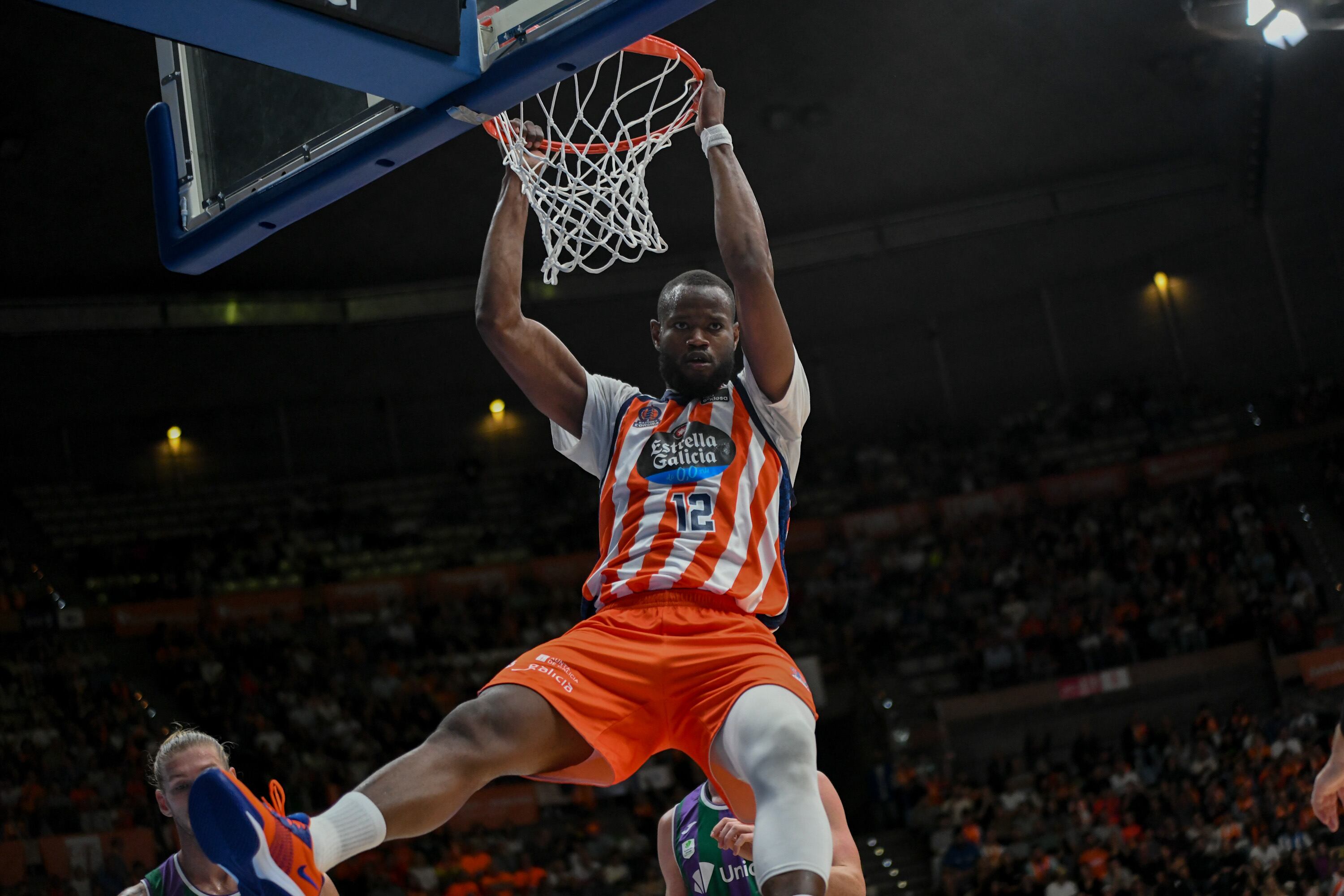 Un mate de Atoumane Diagne en octubre pasado contra el Unicaja, en una imagen de la ACB.
