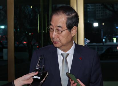 El primer ministro, Han Duck-soo, habla con los medios de comunicación este sábado en Seúl.