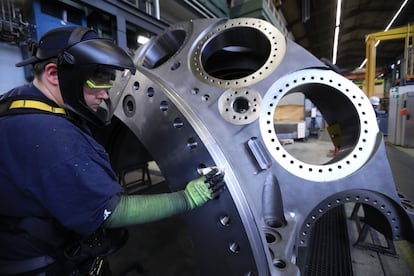 Un empleado de la fábrica de turbinas de gas de Siemens en Berlín, en una imagen de archivo.