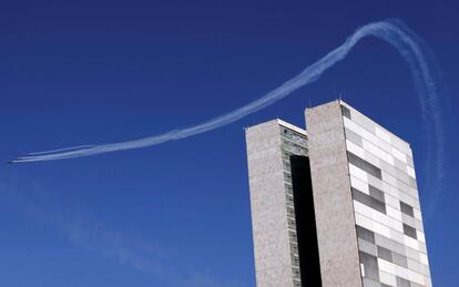 Fuerzas aéreas brasileñas sobrevuelan el Congreso.