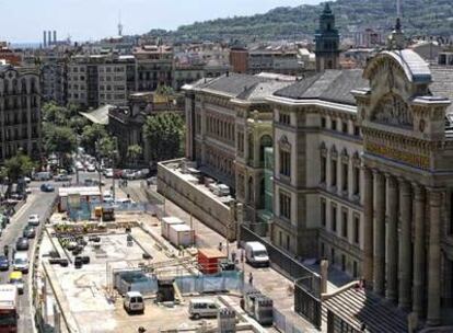 Estado actual de las obras frente al hospital Clínico para instalar la carpa a la que se trasladará el mercado del Ninot.