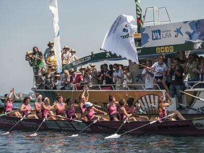 La trainera de San Juan se proclama vencedora de la Bandera Petronor femenina.