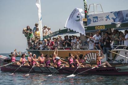 La trainera de San Juan se proclama vencedora de la Bandera Petronor femenina.