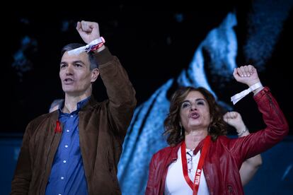 El presidente del Gobierno, Pedro Sánchez, y la vicesecretaria general del PSOE y ministra de Hacienda, María Jesús Montero,  cantan la Internacional socialista al cierre del 41 Congreso Federal del PSOE reunido en Sevilla este domingo.