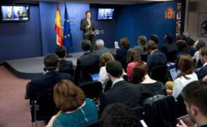 El presidente del Gobierno, Mariano Rajoy, durante la rueda de prensa ofrecida tras la reunión extraordinaria de Jefes de Estado y de Gobierno de la UE celebrada hoy en Bruselas, en la que se han debatido, entre otros asuntos, medidas para combatir la evasión fiscal y avanzar en la integración del mercado energético.