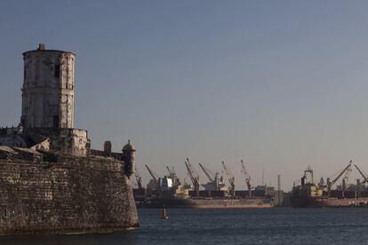 Durante el esplendor del puerto de Veracruz, en los primeros años del siglo XX, se planteó la posibilidad de destruir esta fortificación que impedía el libre tránsito de embarcaciones.