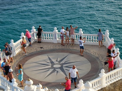 Visitantes en el Balcón del Mediterráneo de Benidorm, en Alicante.