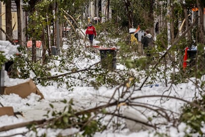 Una calle afectada por la nieve caída durante el paso de la borrasca Filomena, este domingo en Madrid.