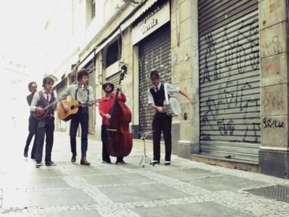 Estos cinco músicos llevan dos años tocando en las calles de la ciudad.