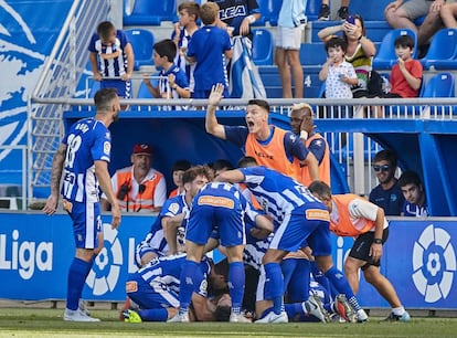 Rubén Sobrino celebra con sus compañeros la consecución del segundo gol.