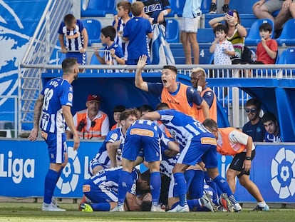 Rubén Sobrino celebra con sus compañeros la consecución del segundo gol.