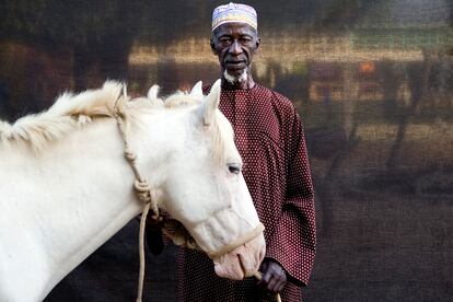 Alhagie Harouna Tonkara, jefe adjunto de aldea (Gambia).