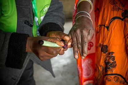 Una mujer es marcada con un rotulador para poder votar en un centro electoral de Kajiado. 