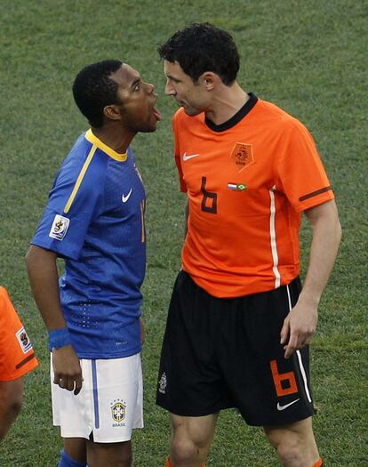 Robinho y Mark van Bommel mantienen una acalorada conversación sobre el terreno de juego.