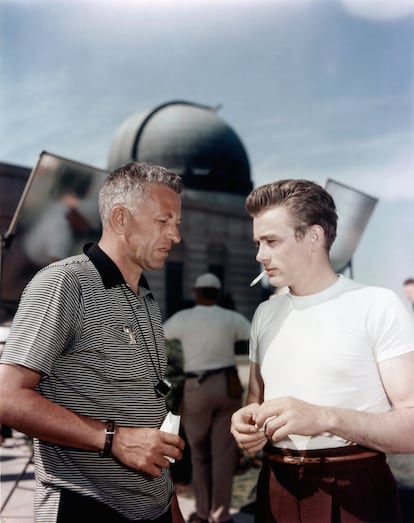 James Dean y el director Nicholas Ray antes de rodar la escena de 'Rebelde sin causa' en el observatorio de Griffith Park de Los Ángeles. Era 1955.