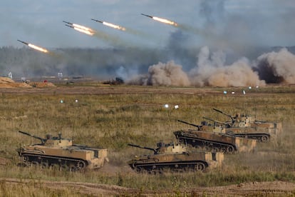 Fuego de artillería y carros de combate en los ejercicios Zapad 2021 en Nizhni Novgorod, en Rusia