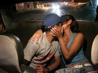 <i>Las calles de Monterrey, México 2009</i> y, abajo, otra fotografía de Óscar Fernando Gómez.