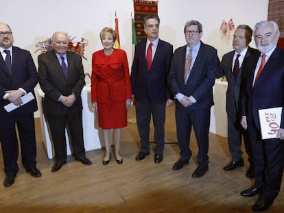 De izquierda a derecha: Pablo Raphael de la Madrid, Enrique Iglesias, Roberta Lajous, Santiago Miralles, Juan Manuel Bonet, Jos&eacute; Carre&ntilde;o Carl&oacute;n y Dar&iacute;o Villanueva. 