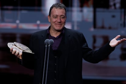 Roger Casamajor recibe el premio Forqué  a mejor interpretación masculina en una serie por su papel en ´La Mesías´, en Madrid, el pasado 16 de diciembre. 