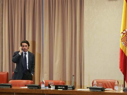 José María Aznar, en un receso de su comparecencia en la comisión de investigación del 11-M, el pasado 29 de noviembre.