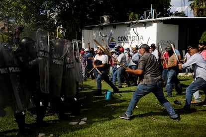 Agricultores enfrentam membros da Guarda Nacional.