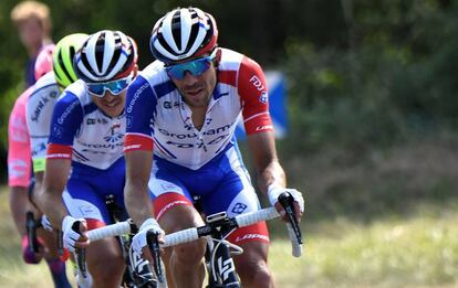 Thibaut Pinot tira al frente de un grupo camino de Albi.