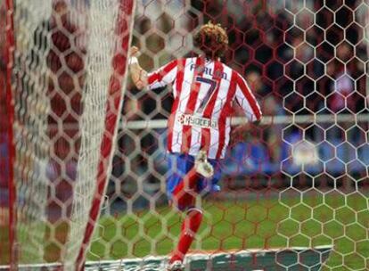 Forlán celebra su gol.