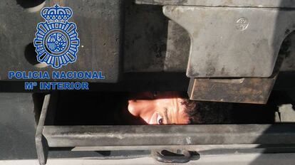 Un menor se oculta en un camión para cruzar la frontera de Ceuta.